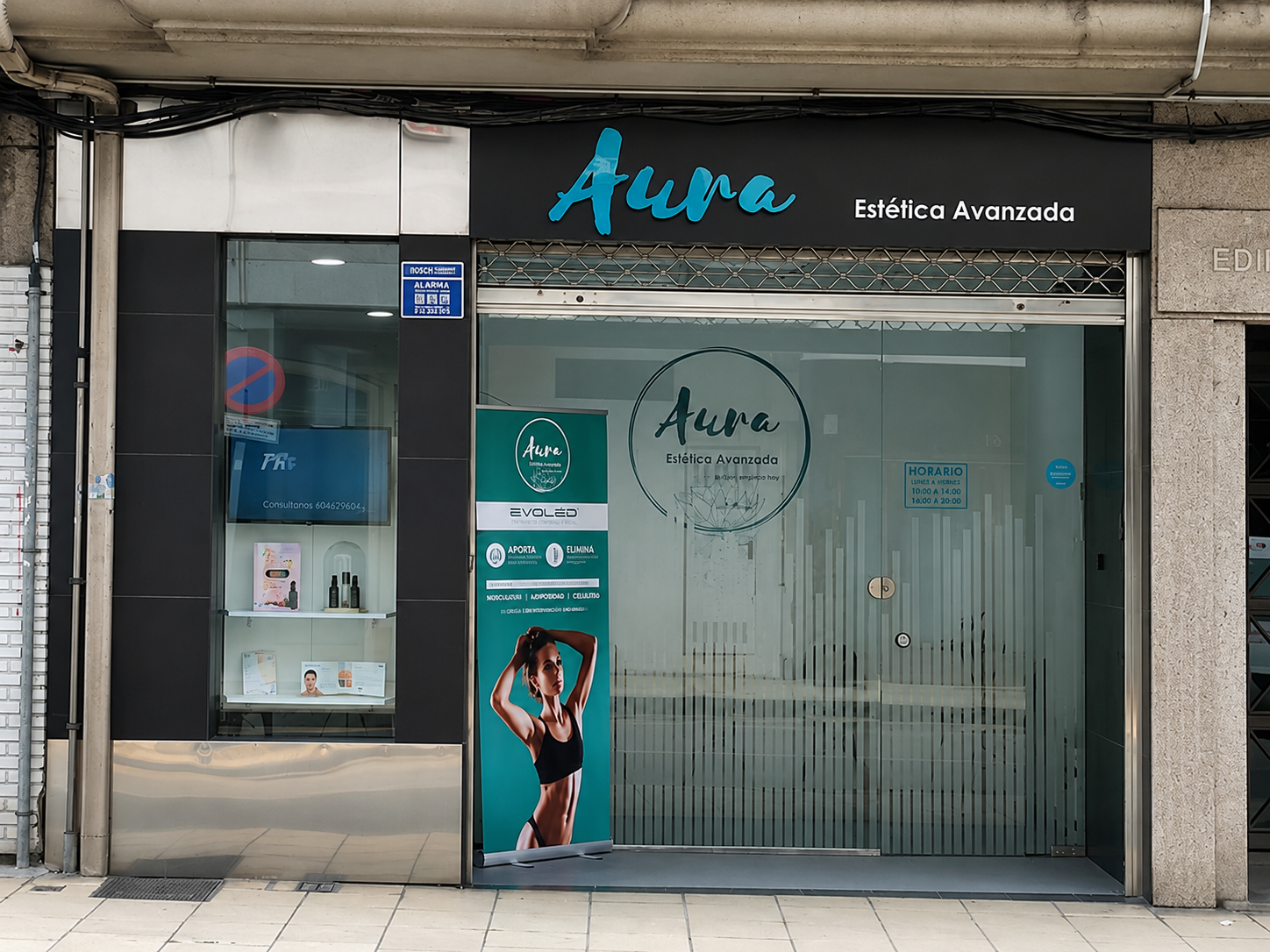 Rótulo de fachada y rollup para Aura Estética Avanzada